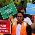 Sejumlah aktivis ICW melakukan unjuk rasa di kawasan CFD, Jakarta, Minggu (12/2/2017). Dalam aksinya para aktivis ICW mengajak masyarakat Indonesia untuk Selamatkan Mahkamah Konstitusi (MK) dari perilaku Hakim Konstitusi yang korup. AKTUAL/Munzir
