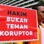 Sejumlah aktivis ICW melakukan unjuk rasa di kawasan CFD, Jakarta, Minggu (12/2/2017). Dalam aksinya para aktivis ICW mengajak masyarakat Indonesia untuk Selamatkan Mahkamah Konstitusi (MK) dari perilaku Hakim Konstitusi yang korup. AKTUAL/Munzir