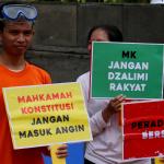 Sejumlah aktivis ICW melakukan unjuk rasa di kawasan CFD, Jakarta, Minggu (12/2/2017). Dalam aksinya para aktivis ICW mengajak masyarakat Indonesia untuk Selamatkan Mahkamah Konstitusi (MK) dari perilaku Hakim Konstitusi yang korup. AKTUAL/Munzir