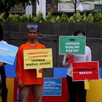 Sejumlah aktivis ICW melakukan unjuk rasa di kawasan CFD, Jakarta, Minggu (12/2/2017). Dalam aksinya para aktivis ICW mengajak masyarakat Indonesia untuk Selamatkan Mahkamah Konstitusi (MK) dari perilaku Hakim Konstitusi yang korup. AKTUAL/Munzir