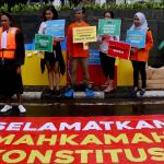 Sejumlah aktivis ICW melakukan unjuk rasa di kawasan CFD, Jakarta, Minggu (12/2/2017). Dalam aksinya para aktivis ICW mengajak masyarakat Indonesia untuk Selamatkan Mahkamah Konstitusi (MK) dari perilaku Hakim Konstitusi yang korup. AKTUAL/Munzir