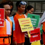 Sejumlah aktivis ICW melakukan unjuk rasa di kawasan CFD, Jakarta, Minggu (12/2/2017). Dalam aksinya para aktivis ICW mengajak masyarakat Indonesia untuk Selamatkan Mahkamah Konstitusi (MK) dari perilaku Hakim Konstitusi yang korup. AKTUAL/Munzir