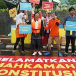 Sejumlah aktivis ICW melakukan unjuk rasa di kawasan CFD, Jakarta, Minggu (12/2/2017). Dalam aksinya para aktivis ICW mengajak masyarakat Indonesia untuk Selamatkan Mahkamah Konstitusi (MK) dari perilaku Hakim Konstitusi yang korup. AKTUAL/Munzir