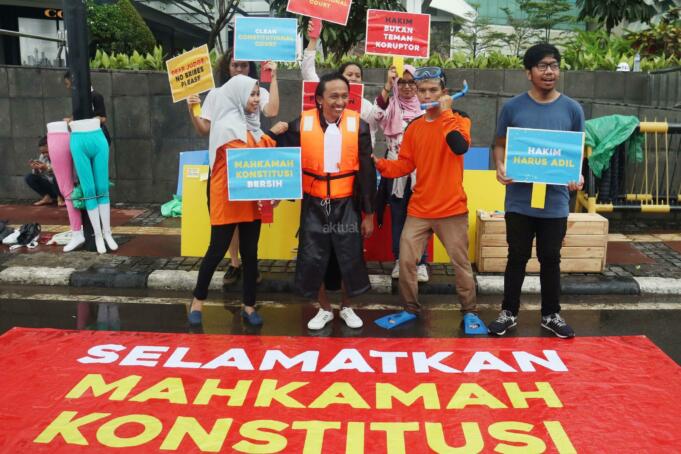 Sejumlah aktivis ICW melakukan unjuk rasa di kawasan CFD, Jakarta, Minggu (12/2/2017). Dalam aksinya para aktivis ICW mengajak masyarakat Indonesia untuk Selamatkan Mahkamah Konstitusi (MK) dari perilaku Hakim Konstitusi yang korup. AKTUAL/Munzir