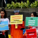 Sejumlah aktivis ICW melakukan unjuk rasa di kawasan CFD, Jakarta, Minggu (12/2/2017). Dalam aksinya para aktivis ICW mengajak masyarakat Indonesia untuk Selamatkan Mahkamah Konstitusi (MK) dari perilaku Hakim Konstitusi yang korup. AKTUAL/Munzir