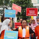 Sejumlah aktivis ICW melakukan unjuk rasa di kawasan CFD, Jakarta, Minggu (12/2/2017). Dalam aksinya para aktivis ICW mengajak masyarakat Indonesia untuk Selamatkan Mahkamah Konstitusi (MK) dari perilaku Hakim Konstitusi yang korup. AKTUAL/Munzir