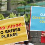 Sejumlah aktivis ICW melakukan unjuk rasa di kawasan CFD, Jakarta, Minggu (12/2/2017). Dalam aksinya para aktivis ICW mengajak masyarakat Indonesia untuk Selamatkan Mahkamah Konstitusi (MK) dari perilaku Hakim Konstitusi yang korup. AKTUAL/Munzir