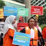 Sejumlah aktivis ICW melakukan unjuk rasa di kawasan CFD, Jakarta, Minggu (12/2/2017). Dalam aksinya para aktivis ICW mengajak masyarakat Indonesia untuk Selamatkan Mahkamah Konstitusi (MK) dari perilaku Hakim Konstitusi yang korup. AKTUAL/Munzir