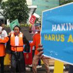 Sejumlah aktivis ICW melakukan unjuk rasa di kawasan CFD, Jakarta, Minggu (12/2/2017). Dalam aksinya para aktivis ICW mengajak masyarakat Indonesia untuk Selamatkan Mahkamah Konstitusi (MK) dari perilaku Hakim Konstitusi yang korup. AKTUAL/Munzir