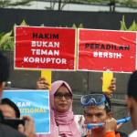 Sejumlah aktivis ICW melakukan unjuk rasa di kawasan CFD, Jakarta, Minggu (12/2/2017). Dalam aksinya para aktivis ICW mengajak masyarakat Indonesia untuk Selamatkan Mahkamah Konstitusi (MK) dari perilaku Hakim Konstitusi yang korup. AKTUAL/Munzir