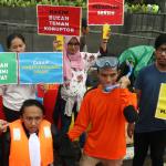 Sejumlah aktivis ICW melakukan unjuk rasa di kawasan CFD, Jakarta, Minggu (12/2/2017). Dalam aksinya para aktivis ICW mengajak masyarakat Indonesia untuk Selamatkan Mahkamah Konstitusi (MK) dari perilaku Hakim Konstitusi yang korup. AKTUAL/Munzir