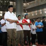 Cagub DKI Jakarta no 3 Anies Baswedan melakukan salat duhur bersama sebelum kampanye di Masjid Istiqlal, Jakarta Pusat, Minggu (5/2/2017). Kampanye ini dihadiri berbagai elemen pendukung juga turut hadir meramaikan kampanye akbar Anies-Sandi, seperti tokoh masyarakat dan para relawan pemenangan. AKTUAL/Tino Oktaviano