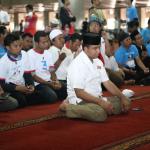 Cagub DKI Jakarta no 3 Anies Baswedan melakukan salat duhur bersama sebelum kampanye di Masjid Istiqlal, Jakarta Pusat, Minggu (5/2/2017). Kampanye ini dihadiri berbagai elemen pendukung juga turut hadir meramaikan kampanye akbar Anies-Sandi, seperti tokoh masyarakat dan para relawan pemenangan. AKTUAL/Tino Oktaviano