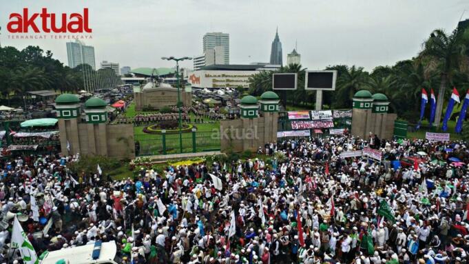 Ratusan ribu umat muslim yang tergabung dalam Forum Umat Islam (FUI) melakukan aksi bela Islam 212 jilid II di Gedung DPR/MPR, Senayan, Jakarta Pusat. Selasa (21/2). Aksi ini digelar untuk mendesak DPR dan memberi peringatan keras kepada pemerintah agar segera mencopot jabatan Basuki Tjahaja Purnama alias Ahok sebagai Gubernur DKI Jakarta. Selain itu, dalam aksi ini demonstran juga menyuarakan penolakan atas dugaan kriminalisasi yang dilakukan Polri terhadap sejumlah ulama. AKTUAL/Tri/Rendra