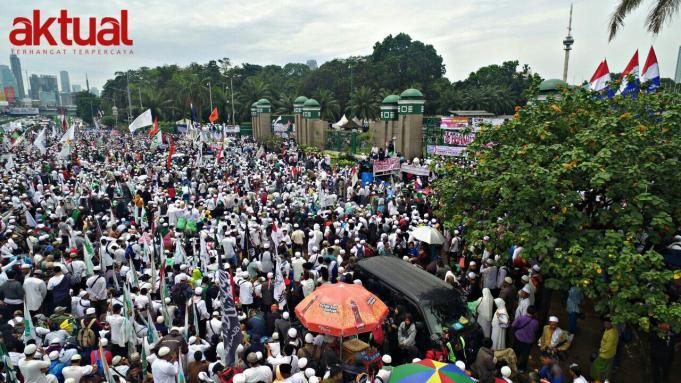 Ratusan ribu umat muslim yang tergabung dalam Forum Umat Islam (FUI) melakukan aksi bela Islam 212 jilid II di Gedung DPR/MPR, Senayan, Jakarta Pusat. Selasa (21/2). Aksi ini digelar untuk mendesak DPR dan memberi peringatan keras kepada pemerintah agar segera mencopot jabatan Basuki Tjahaja Purnama alias Ahok sebagai Gubernur DKI Jakarta. Selain itu, dalam aksi ini demonstran juga menyuarakan penolakan atas dugaan kriminalisasi yang dilakukan Polri terhadap sejumlah ulama. AKTUAL/Tri/Rendra