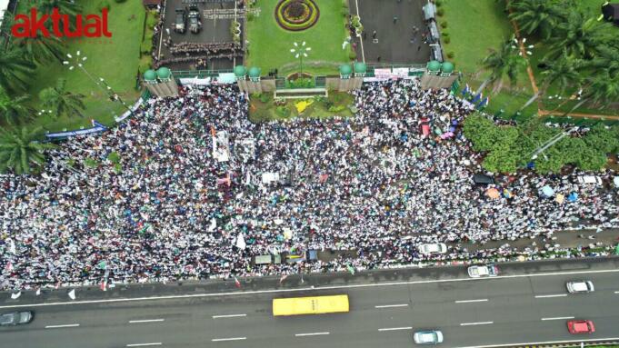 Ratusan ribu umat muslim yang tergabung dalam Forum Umat Islam (FUI) melakukan aksi bela Islam 212 jilid II di Gedung DPR/MPR, Senayan, Jakarta Pusat. Selasa (21/2). Aksi ini digelar untuk mendesak DPR dan memberi peringatan keras kepada pemerintah agar segera mencopot jabatan Basuki Tjahaja Purnama alias Ahok sebagai Gubernur DKI Jakarta. Selain itu, dalam aksi ini demonstran juga menyuarakan penolakan atas dugaan kriminalisasi yang dilakukan Polri terhadap sejumlah ulama. AKTUAL/Tri/Rendra