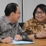 Komisaris Utama PT Pertamina (Persero) Tanri Abeng (kiri) dan Plt Dirut Pertamina Yenni Andayani (kanan) memberikan keterangan pers di Kementerian BUMN, Jakarta, Jumat (3/2). Kementerian BUMN selaku pemegang saham melalui RUPS mencopot Dirut PT Pertamina (Persero) Dwi Soetjipto dan menunjuk Direktur Gas Pertamina Yenni Andayani sebagai pelaksana tugas (Plt) direktur utama di perusahaan minyak dan gas pelat merah tersebut. AKTUAL/Tino Oktaviano