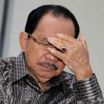 Komisaris Utama PT Pertamina (Persero) Tanri Abeng (kiri) dan Plt Dirut Pertamina Yenni Andayani (kanan) memberikan keterangan pers di Kementerian BUMN, Jakarta, Jumat (3/2). Kementerian BUMN selaku pemegang saham melalui RUPS mencopot Dirut PT Pertamina (Persero) Dwi Soetjipto dan menunjuk Direktur Gas Pertamina Yenni Andayani sebagai pelaksana tugas (Plt) direktur utama di perusahaan minyak dan gas pelat merah tersebut. AKTUAL/Tino Oktaviano