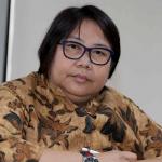 Komisaris Utama PT Pertamina (Persero) Tanri Abeng (kiri) dan Plt Dirut Pertamina Yenni Andayani (kanan) memberikan keterangan pers di Kementerian BUMN, Jakarta, Jumat (3/2). Kementerian BUMN selaku pemegang saham melalui RUPS mencopot Dirut PT Pertamina (Persero) Dwi Soetjipto dan menunjuk Direktur Gas Pertamina Yenni Andayani sebagai pelaksana tugas (Plt) direktur utama di perusahaan minyak dan gas pelat merah tersebut. AKTUAL/Tino Oktaviano