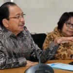 Komisaris Utama PT Pertamina (Persero) Tanri Abeng (kiri) dan Plt Dirut Pertamina Yenni Andayani (kanan) memberikan keterangan pers di Kementerian BUMN, Jakarta, Jumat (3/2). Kementerian BUMN selaku pemegang saham melalui RUPS mencopot Dirut PT Pertamina (Persero) Dwi Soetjipto dan menunjuk Direktur Gas Pertamina Yenni Andayani sebagai pelaksana tugas (Plt) direktur utama di perusahaan minyak dan gas pelat merah tersebut. AKTUAL/Tino Oktaviano