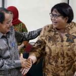 Komisaris Utama PT Pertamina (Persero) Tanri Abeng (kiri) dan Plt Dirut Pertamina Yenni Andayani (kanan) memberikan keterangan pers di Kementerian BUMN, Jakarta, Jumat (3/2). Kementerian BUMN selaku pemegang saham melalui RUPS mencopot Dirut PT Pertamina (Persero) Dwi Soetjipto dan menunjuk Direktur Gas Pertamina Yenni Andayani sebagai pelaksana tugas (Plt) direktur utama di perusahaan minyak dan gas pelat merah tersebut. AKTUAL/Tino Oktaviano