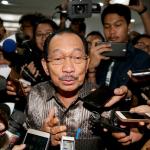 Komisaris Utama PT Pertamina (Persero) Tanri Abeng (kiri) dan Plt Dirut Pertamina Yenni Andayani (kanan) memberikan keterangan pers di Kementerian BUMN, Jakarta, Jumat (3/2). Kementerian BUMN selaku pemegang saham melalui RUPS mencopot Dirut PT Pertamina (Persero) Dwi Soetjipto dan menunjuk Direktur Gas Pertamina Yenni Andayani sebagai pelaksana tugas (Plt) direktur utama di perusahaan minyak dan gas pelat merah tersebut. AKTUAL/Tino Oktaviano