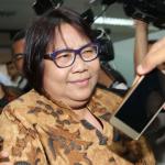 Komisaris Utama PT Pertamina (Persero) Tanri Abeng (kiri) dan Plt Dirut Pertamina Yenni Andayani (kanan) memberikan keterangan pers di Kementerian BUMN, Jakarta, Jumat (3/2). Kementerian BUMN selaku pemegang saham melalui RUPS mencopot Dirut PT Pertamina (Persero) Dwi Soetjipto dan menunjuk Direktur Gas Pertamina Yenni Andayani sebagai pelaksana tugas (Plt) direktur utama di perusahaan minyak dan gas pelat merah tersebut. AKTUAL/Tino Oktaviano