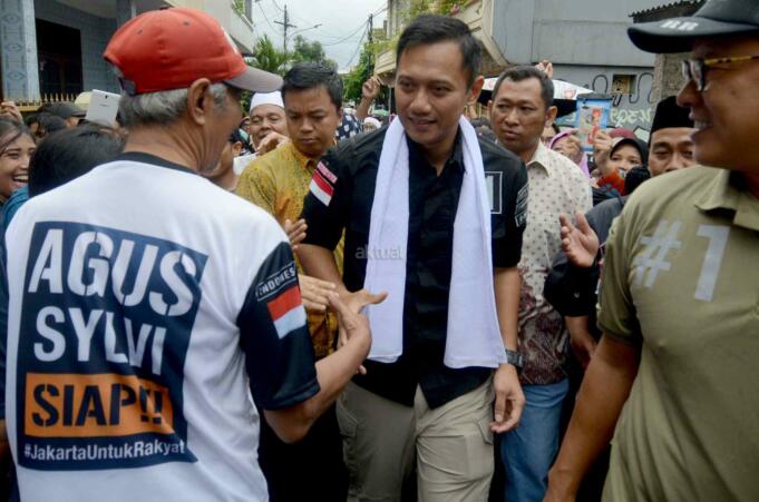 Calon Gubernur DKI nomor urut 1 Agus Harimurti Yudhoyono (AHY), menyapa warga saat blusukan di Kawasan Cidodol, Kebayoran Lama, Jakarta Selatan, Jumat (3/2/2017). AHY berkesempatan mensosialisasikan program andalannya seperti bantuan langsung sementara, bantuan dana bergulir, dan dana pemberdayaan komunitas. AKTUAL/Tino Oktaviano