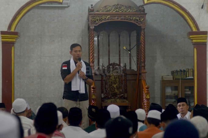 Calon Gubernur DKI nomor urut 1 Agus Harimurti Yudhoyono (AHY), menyapa warga saat blusukan di Kawasan Cidodol, Kebayoran Lama, Jakarta Selatan, Jumat (3/2/2017). AHY berkesempatan mensosialisasikan program andalannya seperti bantuan langsung sementara, bantuan dana bergulir, dan dana pemberdayaan komunitas. AKTUAL/Tino Oktaviano