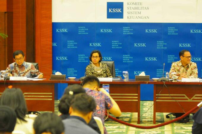 Menkeu Sri Mulyani berbincang dengan Ketua OJK Muliaman D Hadad saat rilis stabilitas keuangan Indonesia, Jakarta, (3/2). KSSK merilis kondisi stabilitas sistem keuangan Indonesia hingga akhir tahun 2016 dalam kondisi normal. AKTUAL/Tino Oktaviano