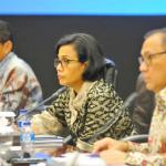 Dari kiri ke kanan, Ketua OJK Muliaman D Hadad, Menteri Keuangan Sri Mulyani dan Gubernur BI Agus Martowardojo saat rilis stabilitas keuangan Indonesia di Jakarta, Jumat (3/2). AKTUAL/Tino Oktaviano