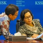 Menkeu Sri Mulyani berbincang dengan Ketua OJK Muliaman D Hadad saat rilis stabilitas keuangan Indonesia, Jakarta, (3/2). KSSK merilis kondisi stabilitas sistem keuangan Indonesia hingga akhir tahun 2016 dalam kondisi normal. AKTUAL/Tino Oktaviano