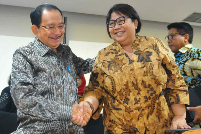 Komisaris Utama PT Pertamina (Persero) Tanri Abeng (kiri) dan Plt Dirut Pertamina Yenni Andayani (kanan) memberikan keterangan pers di Kementerian BUMN, Jakarta, Jumat (3/2). Kementerian BUMN selaku pemegang saham melalui RUPS mencopot Dirut PT Pertamina (Persero) Dwi Soetjipto dan menunjuk Direktur Gas Pertamina Yenni Andayani sebagai pelaksana tugas (Plt) direktur utama di perusahaan minyak dan gas pelat merah tersebut. AKTUAL/Tino Oktaviano