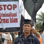 Massa melakukan aksi di kawasan Patung Kuda, Jakarta, Minggu (5/2). Aksi tersebut menuntut terhadap pihak pemerintah dan aparat penegak hukum untuk tidak mengkriminalisasikan ulama. AKTUAL/Tino Oktaviano