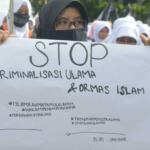 Massa melakukan aksi di kawasan Patung Kuda, Jakarta, Minggu (5/2). Aksi tersebut menuntut terhadap pihak pemerintah dan aparat penegak hukum untuk tidak mengkriminalisasikan ulama. AKTUAL/Tino Oktaviano