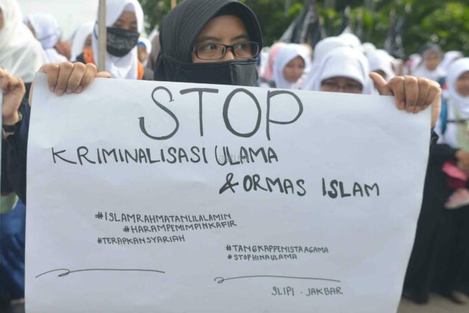 Massa melakukan aksi di kawasan Patung Kuda, Jakarta, Minggu (5/2). Aksi tersebut menuntut terhadap pihak pemerintah dan aparat penegak hukum untuk tidak mengkriminalisasikan ulama. AKTUAL/Tino Oktaviano