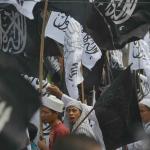 Massa melakukan aksi di kawasan Patung Kuda, Jakarta, Minggu (5/2). Aksi tersebut menuntut terhadap pihak pemerintah dan aparat penegak hukum untuk tidak mengkriminalisasikan ulama. AKTUAL/Tino Oktaviano