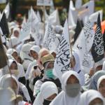 Massa melakukan aksi di kawasan Patung Kuda, Jakarta, Minggu (5/2). Aksi tersebut menuntut terhadap pihak pemerintah dan aparat penegak hukum untuk tidak mengkriminalisasikan ulama. AKTUAL/Tino Oktaviano