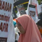 Massa melakukan aksi di kawasan Patung Kuda, Jakarta, Minggu (5/2). Aksi tersebut menuntut terhadap pihak pemerintah dan aparat penegak hukum untuk tidak mengkriminalisasikan ulama. AKTUAL/Tino Oktaviano