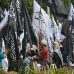 Massa melakukan aksi di kawasan Patung Kuda, Jakarta, Minggu (5/2). Aksi tersebut menuntut terhadap pihak pemerintah dan aparat penegak hukum untuk tidak mengkriminalisasikan ulama. AKTUAL/Tino Oktaviano