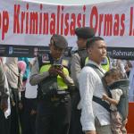 Massa melakukan aksi di kawasan Patung Kuda, Jakarta, Minggu (5/2). Aksi tersebut menuntut terhadap pihak pemerintah dan aparat penegak hukum untuk tidak mengkriminalisasikan ulama. AKTUAL/Tino Oktaviano