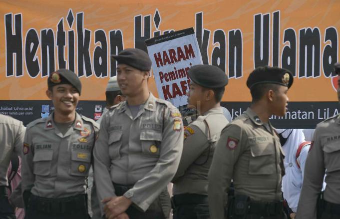 Massa melakukan aksi di kawasan Patung Kuda, Jakarta, Minggu (5/2). Aksi tersebut menuntut terhadap pihak pemerintah dan aparat penegak hukum untuk tidak mengkriminalisasikan ulama. AKTUAL/Tino Oktaviano