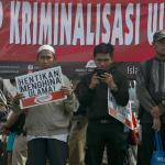 Massa melakukan aksi di kawasan Patung Kuda, Jakarta, Minggu (5/2). Aksi tersebut menuntut terhadap pihak pemerintah dan aparat penegak hukum untuk tidak mengkriminalisasikan ulama. AKTUAL/Tino Oktaviano