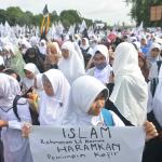 Massa melakukan aksi di kawasan Patung Kuda, Jakarta, Minggu (5/2). Aksi tersebut menuntut terhadap pihak pemerintah dan aparat penegak hukum untuk tidak mengkriminalisasikan ulama. AKTUAL/Tino Oktaviano