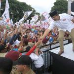 Pasangan Cagub dan Cawagub no urut 3, Anies Baswedan dan Sandiaga Uno saat kampanye akbar di Lapangan Banteng, Jakarta Pusat, Minggu (5/2/2017). Kampanye yang dihadiri Ketua Dewan Pembina sekaligus Ketua Umum Partai Gerindra Prabowo Subianto dan Presiden PKS Mohammad Sohibul Iman tersebut mengajak massa bagi yang belum menentukan pilihan dapat memilih Anies-Sandi di Pilgub DKI pada 15 Februari 2017 mendatang. AKTUAL/Tino Oktaviano