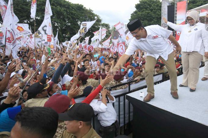 Pasangan Cagub dan Cawagub no urut 3, Anies Baswedan dan Sandiaga Uno saat kampanye akbar di Lapangan Banteng, Jakarta Pusat, Minggu (5/2/2017). Kampanye yang dihadiri Ketua Dewan Pembina sekaligus Ketua Umum Partai Gerindra Prabowo Subianto dan Presiden PKS Mohammad Sohibul Iman tersebut mengajak massa bagi yang belum menentukan pilihan dapat memilih Anies-Sandi di Pilgub DKI pada 15 Februari 2017 mendatang. AKTUAL/Tino Oktaviano