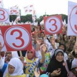 Massa membawa atribut kampanye pasangan no urut 3 Anies Baswedan dan Sandiaga Uno saat kampanye akbar di Lapangan Banteng, Jakarta Pusat, Minggu (5/2/2017). Kampanye ini dihadiri berbagai elemen pendukung juga turut hadir meramaikan kampanye akbar Anies-Sandi, seperti tokoh masyarakat dan para relawan pemenangan. AKTUAL/Tino Oktaviano