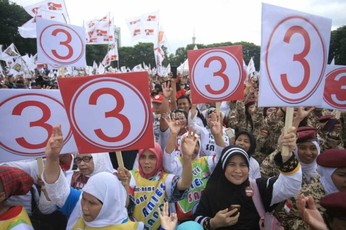 Massa membawa atribut kampanye pasangan no urut 3 Anies Baswedan dan Sandiaga Uno saat kampanye akbar di Lapangan Banteng, Jakarta Pusat, Minggu (5/2/2017). Kampanye ini dihadiri berbagai elemen pendukung juga turut hadir meramaikan kampanye akbar Anies-Sandi, seperti tokoh masyarakat dan para relawan pemenangan. AKTUAL/Tino Oktaviano