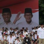 Pasangan Cagub dan Cawagub no urut 3, Anies Baswedan dan Sandiaga Uno saat kampanye akbar di Lapangan Banteng, Jakarta Pusat, Minggu (5/2/2017). Kampanye yang dihadiri Ketua Dewan Pembina sekaligus Ketua Umum Partai Gerindra Prabowo Subianto dan Presiden PKS Mohammad Sohibul Iman tersebut mengajak massa bagi yang belum menentukan pilihan dapat memilih Anies-Sandi di Pilgub DKI pada 15 Februari 2017 mendatang. AKTUAL/Tino Oktaviano