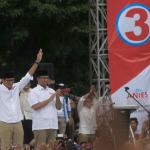 Pasangan Cagub dan Cawagub no urut 3, Anies Baswedan dan Sandiaga Uno saat kampanye akbar di Lapangan Banteng, Jakarta Pusat, Minggu (5/2/2017). Kampanye yang dihadiri Ketua Dewan Pembina sekaligus Ketua Umum Partai Gerindra Prabowo Subianto dan Presiden PKS Mohammad Sohibul Iman tersebut mengajak massa bagi yang belum menentukan pilihan dapat memilih Anies-Sandi di Pilgub DKI pada 15 Februari 2017 mendatang. AKTUAL/Tino Oktaviano